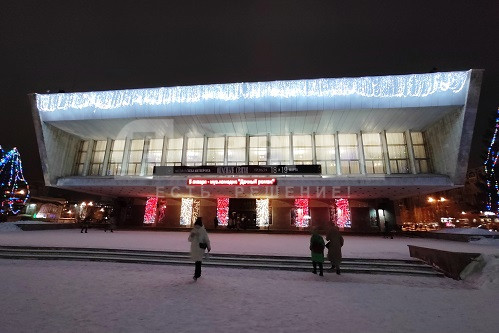 Начали массово украшать фонтаны к новому году в Омске