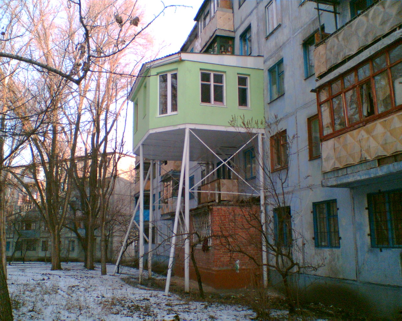 На первом этаже. Пристройка балкона. Пристростройка к ьалкону. Пристройка к квартире. Пристройка к многоквартирному дому.