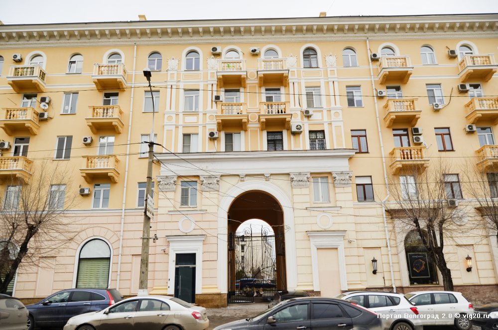 Сталинка. Сталинки в Москве. Волгоградские сталинки. Номенклатурная сталинка Волгоград. Сталинские жилые дома в Москве.