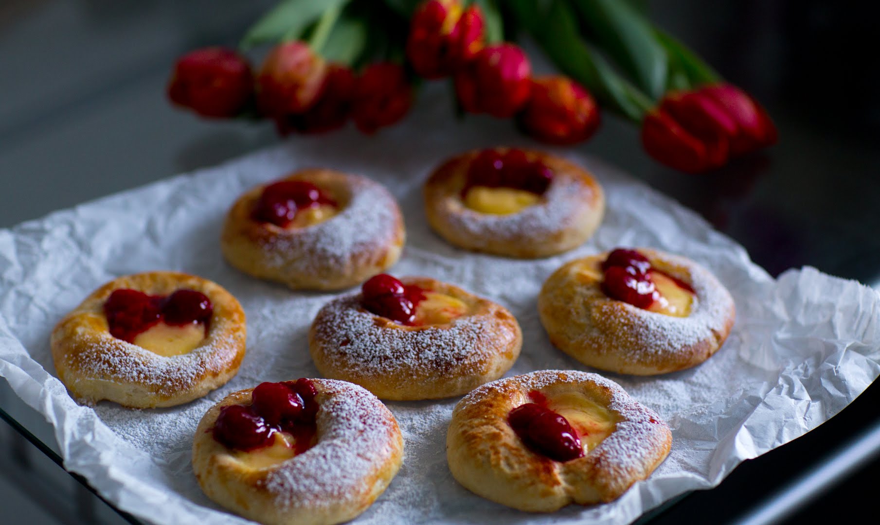 Ватрушки с творогом и клубникой из дрожжевого теста рецепт